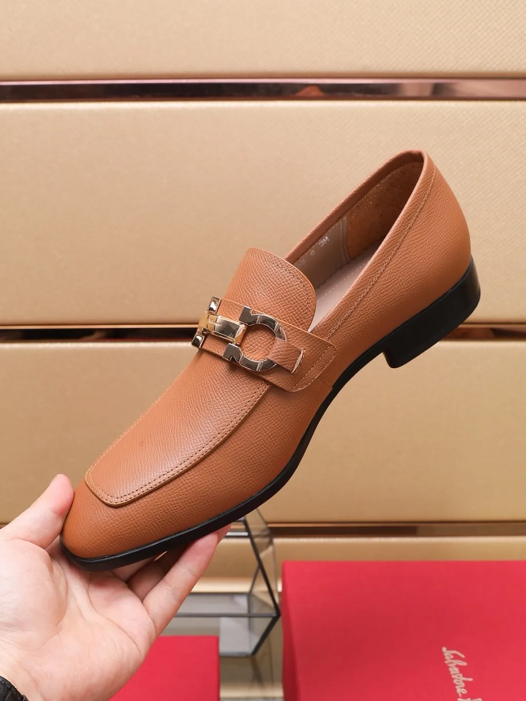 P620💰🔥《Ferragamo》👏Latest • High-end top brand luxury ~ purchasing agency, top quality ~. New fashionable business men's shoes 🔜The uppers are made of original palm-print cowhide➕cowhide·lining, with fine workmanship. The original stylish and soft combination wear-resistant and non-slip outsole is light and comfortable on the foot. The real thing looks better when photographed in person. Color: two colors available. Number of yards: 38/45 yards